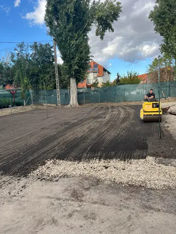 Úthenger dolgozik az udvar terített burkolatán